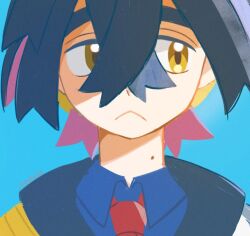1boy :&lt; black_hair blue_background blue_shirt closed_mouth collared_shirt colored_inner_hair commentary_request crossed_bangs hair_between_eyes kieran_(pokemon) male_focus mole mole_on_neck multicolored_hair necktie nintendo orange_(orangelv20) pokemon pokemon_sv portrait red_necktie shirt solo yellow_eyes