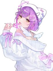 1girl animal_hat blush bow candy cardigan cat_hat commentary food from_behind hair_bow hair_ornament hairclip hat highres holding holding_candy holding_food holding_lollipop lollipop looking_at_viewer looking_back off_shoulder open_mouth purple_hair shinomiya_runa shinomiya_runa_(4th_costume) simple_background solo teeth upper_teeth_only val_yoduki virtual_youtuber vspo! white_background white_cardigan white_hat white_wings wings yellow_eyes