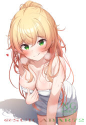 1girl :3 after_bathing blonde_hair blush breasts breath cleavage commentary_request crossed_bangs double-parted_bangs fang gradient_hair green_eyes hair_between_eyes heart highres hololive large_breasts leaning_forward long_hair looking_at_viewer messy_hair momosuzu_nene multicolored_hair naked_towel pink_hair ponytail shadow sidelocks simple_background solo suicabar72 towel virtual_youtuber white_background