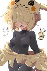 1girl blonde_hair blush bodysuit breasts commentary_request covered_navel creature_and_personification flying_sweatdrops gen_7_pokemon hair_over_eyes long_bangs maks_(makusu_210) medium_hair mimikyu nintendo open_mouth personification pokemon pokemon_(creature) sweat thigh_gap tongue translation_request white_background