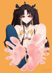 1girl absurdres barefoot black_hair fate/grand_order fate_(series) feet highres ishtar_(fate) long_hair looking_at_viewer parted_lips red_eyes single_thighhigh soles stirrup_legwear thighhighs toeless_legwear toes twintails zdlh
