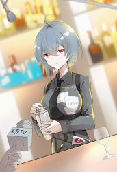 1girl 1other ahoge alcohol bar_(place) bartender black_hair black_necktie black_shirt bottle champagne closed_mouth cup drinking_glass highres holding holding_microphone honkai_(series) honkai_impact_3rd indoors long_sleeves looking_at_viewer microphone microphone_stand mole mole_under_mouth necktie raven_(honkai_impact) raven_(tipsy_hour)_(honkai_impact) red_eyes shirt short_hair smile solo_focus wanzituanzimax wine_bottle wine_glass