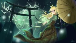 blonde_hair bug firefly green_eyes highres hitatsuphat insect japanese_clothes kisaki_tencha night nijigen_project oil-paper_umbrella smile sparkle torii umbrella vietnamese_commentary virtual_youtuber