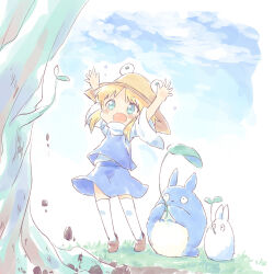 1girl arms_up ayakashi_(monkeypanch) blonde_hair blue_eyes blue_skirt blue_vest blush brown_footwear brown_headwear chibi_totoro chuu_totoro commentary_request creature day full_body hat highres holding holding_leaf leaf moriya_suwako open_mouth outdoors scene_reference shirt shoes skirt smile tonari_no_totoro touhou tree turtleneck vest white_shirt wide_sleeves