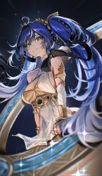 1girl absurdres ahoge ancient_greek_clothes bare_shoulders blue_eyes blue_hair blurry blurry_foreground breasts cleavage closed_mouth commentary dark_background glint gold_bra greco-roman_clothes head_wreath highres iuno_(wuthering_waves) large_breasts long_hair looking_at_viewer m3ru multicolored_hair siblings smile solo sparkle streaked_hair twins twintails underboob very_long_hair wuthering_waves