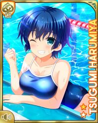 1girl aqua_eyes barefoot blue_hair blue_one-piece_swimsuit breasts card_(medium) character_name closed_mouth competition_swimsuit day floating girlfriend_(kari) green_eyes grin harumiya_tsugumi official_art one-piece_swimsuit one_eye_closed outdoors pool poolside qp:flapper short_hair smile swimsuit tagme teeth tomboy water wink
