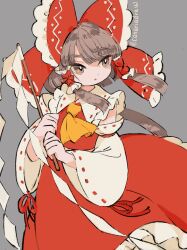 ascot bow brown_eyes brown_hair canariadraw collared_shirt detached_sleeves frilled_bow frilled_hair_tubes frilled_shirt_collar frilled_skirt frills gohei grey_background hair_bow hair_tubes hakurei_reimu highres holding holding_gohei looking_to_the_side orange_ascot red_bow red_shirt red_skirt ribbon-trimmed_sleeves ribbon_trim shirt signature simple_background skirt skirt_set sleeveless sleeveless_shirt solo touhou upper_body