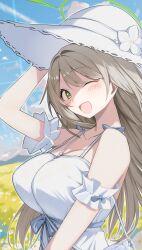 1girl absurdres alternate_costume bag bare_shoulders blonde_hair blue_archive blue_sky breasts dress field flower flower_field green_eyes green_halo halo handbag hat highres large_breasts long_hair looking_at_viewer mizumok1 nonomi_(blue_archive) one_eye_closed outdoors ribbon sky sleeveless smile solo sun_hat sundress white_hat