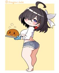 1girl ahoge artist_name ass atelier_(series) atelier_yumia azur_lane black_hair blue_shorts bow breasts chibi chibi_only closed_mouth denim denim_shorts hair_bow hair_over_one_eye highres holding holding_tray large_breasts looking_at_viewer mole mole_under_eye official_alternate_costume oven_mitts puni_(atelier) purple_eyes shanghai_kani shirt short_hair shorts smile solo tied_shirt tray underboob white_bow white_shirt yumia_liessfeldt yumia_liessfeldt_(everyone&#039;s_favorite_patissier)