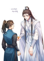 2boys absurdres aged_down black_pants black_sash blue_hanfu brown_eyes brown_hair chinese_clothes cowboy_shot erha_he_tadebai_mao_shizun flying_sweatdrops food fruit glint hanfu high_ponytail highres holding holding_food holding_fruit korean_commentary korean_text leaning_forward long_hair long_sleeves looking_at_another luo_fenghua male_focus mandarin_orange multiple_boys open_mouth pants ponytail sash smile standing tassel topknot white_hanfu white_pants white_sash xiao_guan_(headdress) xu_shuanglin yaopei zehel_az