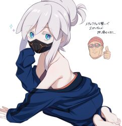 1boy 1girl barefoot bask_om beanie blue_eyes commentary_request deux_murasame freckles goggles grey_hair gundam gundam_gquuuuuux hat highres kneeling long_hair mask mecha_pilot_suit mouth_mask nemu_mohu purple_pupils simple_background thumbs_up topless_female translation_request updo white_background