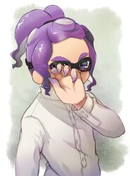 1boy ag_muscle arm_up black-framed_eyewear commentary_request glasses highres jacket looking_at_viewer male_focus medium_hair nintendo octoling octoling_boy octoling_player_character ponytail purple_eyes purple_hair sidelocks splatoon_(series) splatoon_3 standing tentacle_hair wavy_hair white_jacket