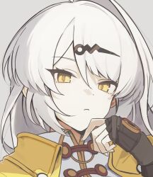 1girl black_gloves coat enka_(nacl_chica) fingerless_gloves gloves hair_ornament hand_on_own_face highres looking_at_viewer solo white_hair yellow_coat yellow_eyes yixuan_(zenless_zone_zero) zenless_zone_zero