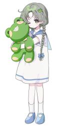 1girl blue_bow blue_sailor_collar blue_shoes blush bow braid closed_mouth dress frog_hair_ornament full_body green_eyes green_hair hair_bow hair_ornament highres holding holding_stuffed_toy long_hair looking_at_viewer one_eye_closed original parted_bangs sailor_collar shoes short_sleeves simple_background socks solo standing stuffed_animal stuffed_frog stuffed_toy twin_braids white_background white_dress white_socks yalmyu