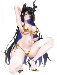 1girl arm_up asymmetrical_horns bikini black_hair blue_hair breasts closed_mouth commentary demon_horns full_body gold_bikini high_heels highres hololive hololive_english horns large_breasts lyusiola multicolored_hair navel nerissa_ravencroft on_one_knee red_hair simple_background smile solo stomach swimsuit thighhighs two-tone_hair uneven_horns virtual_youtuber white_background white_thighhighs