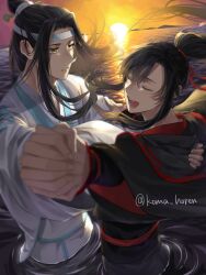 2boys ahoge black_hair black_hanfu chinese_clothes closed_eyes couple dancing eyelashes floating_hair hair_ribbon hand_on_another&#039;s_back hanfu headband highres holding_hands interlocked_fingers koma_horen lan_wangji long_hair long_sleeves looking_at_another male_focus modao_zushi multiple_boys ocean open_mouth parted_lips partially_submerged ponytail red_ribbon ribbon robe sash sidelocks smile sunset topknot twitter_username wading water wei_wuxian white_hanfu white_headband wide_sleeves xiao_guan_(headdress) yaoi yellow_eyes