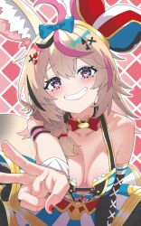 1girl absurdres animal_ears argyle_background bare_shoulders black_hair blue_bow bow braid breasts breasts_apart cleavage commentary foreshortening fox_ears grin hair_bow hair_ornament hair_over_shoulder hat heart heart-shaped_pupils highres hololive jester_cap light_brown_hair looking_at_viewer medium_breasts medium_hair multicolored_hair nail_polish omaru_polka omaru_polka_(1st_costume) pink_hair porco_j purple_eyes red_nails single_braid sleeveless smile solo streaked_hair symbol-shaped_pupils upper_body v virtual_youtuber x_hair_ornament