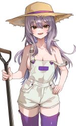 1girl absurdres alternate_costume bare_shoulders breasts brown_eyes cleavage collarbone commentary_request cowboy_shot goddess_of_victory:_nikke grey_hair hand_on_own_hip hat hat_ribbon highres holding holding_shovel kunimoto_rikuya large_breasts long_hair looking_at_viewer no_bra off_shoulder open_mouth overall_shorts overalls ribbon scarlet_(nikke) shovel sideboob simple_background solo straw_hat thighhighs white_background white_overalls