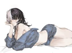 1girl alternate_costume armpits bare_shoulders black_hair blue_jacket blue_shorts choppy_bangs dimas_(dimas79756948) elbow_rest hair_ornament head_on_hand highres hololive hololive_english jacket looking_at_viewer lying multicolored_hair off_shoulder on_side one_eye_closed shiori_novella shorts simple_background solo split-color_hair virtual_youtuber white_background white_hair yellow_eyes