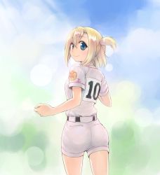 1girl ass baseball_uniform belt black_belt blonde_hair blue_eyes blue_sky blurry blurry_background commentary_request day emblem from_behind highres ikeda_jun_(mizutamari) kawaguchi_yoshino looking_at_viewer looking_back open_mouth outdoors partial_commentary shirt short_hair short_shorts short_sleeves short_twintails shorts sky smile solo sportswear standing tamayomi twintails white_shirt white_shorts