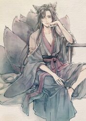 1boy ahoge animal_ears anklet barefoot black_hair black_hanfu chinese_clothes coat coat_on_shoulders collarbone elbow_rest faux_traditional_media fox_boy fox_ears fox_tail grey_coat grey_eyes hair_down half_updo hanfu head_rest highres jewelry kemonomimi_mode kitsune kyuubi long_hair long_sleeves looking_at_viewer male_focus modao_zushi multiple_tails official_alternate_costume official_alternate_hairstyle parted_lips pectoral_cleavage pectorals red_sash robe sash sitting smile solo table tail very_long_hair w2biiro watercolor_effect wei_wuxian wei_wuxian_(yiling_laozu) wide_sleeves