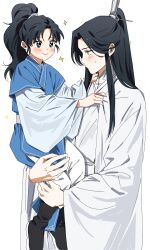 2boys aged_down black_footwear black_hair blue_eyes blue_hanfu blush boots bujang carrying child_carry chinese_clothes chu_wanning closed_mouth clothes_grab erha_he_tadebai_mao_shizun half_updo hand_on_another&#039;s_shoulder hanfu high_ponytail highres korean_commentary long_hair long_sleeves looking_at_another male_focus multiple_boys ponytail simple_background smile sparkle sweatdrop white_background white_hanfu wide_sleeves xiao_guan_(headdress) xue_meng yellow_eyes