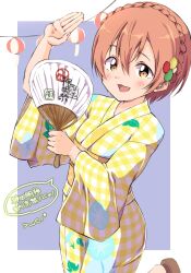 Rule 34 | 1girl, arm up, blue background, blush, border, braid, checkered clothes, checkered kimono, cowboy shot, hair ornament, hand fan, highres, holding, holding fan, hoshizora rin, japanese clothes, kimono, leg up, long sleeves, looking at viewer, love live!, love live! school idol project, obi, open mouth, orange hair, outside border, paper fan, print kimono, sash, sen (sen0910), short hair, solo, speech bubble, standing, standing on one leg, translation request, white border, wide sleeves, yellow eyes, yellow kimono