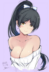 1girl black_hair blue_bow blush bow breasts cleavage closed_mouth collarbone commentary_request cropped_torso dated gengoroh hair_bow hazuki_ren high_ponytail highres long_hair looking_at_viewer love_live! love_live!_superstar!! off-shoulder_sweater off_shoulder ponytail purple_background signature simple_background smile solo sweater two-tone_bow very_long_hair white_bow white_sweater yellow_eyes