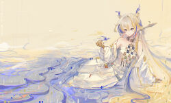 1girl absurdres arknights bare_shoulders belt blonde_hair blue_hair chinese_commentary chromatic_aberration closed_mouth collarbone colored_extremities commentary_request dated_commentary dragon_girl dragon_horns earrings green_eyes grey_hair hair_between_eyes hair_intakes highres horns jacket jewelry long_hair long_sleeves multicolored_hair necklace off_shoulder pointy_ears shu_(arknights) smile solo strapless tube_top very_long_hair white_belt white_jacket white_tube_top yellow_background ygclmss