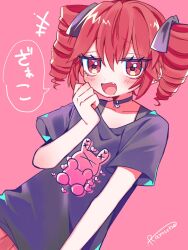 1girl black_choker black_ribbon black_shirt blush choker drill_hair ear_piercing fang hand_up highres kasane_teto looking_at_viewer open_mouth piercing pink_background pink_skirt pleated_skirt print_shirt red_eyes red_hair ribbon shirt signature skin_fang skirt solo speech_bubble tongue translation_request twin_drills upper_body utau yuusuke-kun