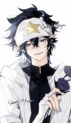 1boy absurdres aotu_world artist_name bandana bishounen black_hair black_shirt chinese_commentary closed_mouth fingerless_gloves flower gloves hair_between_eyes headband highres holding holding_flower hood hood_down hooded_jacket jacket kayu_(yukagoin) looking_at_viewer male_focus pointy_ears purple_eyes purple_flower ray_(aotu_world) shirt short_hair simple_background smile solo star_(symbol) star_print turtleneck upper_body white_background white_gloves white_headband white_jacket
