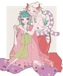 &gt;_&lt; 2girls aqua_hair blunt_bangs blush commentary flower green_sash hair_bun hair_flower hair_ornament hakama highres horns hug hug_from_behind japanese_clothes kimono kouzuki_hiyori millpi01 multiple_girls notice_lines obi one_piece pink_kimono ponytail red_hakama rope sash shimenawa sleeveless sleeveless_kimono smile twitter_username white_hair white_kimono wide_sleeves yamato_(one_piece)