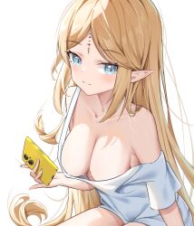1girl absurdres alternate_costume bare_shoulders blonde_hair blue_eyes breasts cartethyia_(wuthering_waves) cellphone closed_mouth collarbone commentary highres holding holding_phone long_hair looking_at_viewer medium_breasts parted_bangs phone pointy_ears shirt sidelocks simple_background single_off_shoulder sitting smartphone smile solo split_mouth tacet_mark_(wuthering_waves) thighs very_long_hair weimeige white_background white_shirt wuthering_waves