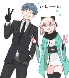 1boy 1girl black_gloves black_hair black_necktie black_suit blonde_hair bow closed_eyes commentary_request double_v fate/grand_order fate_(series) formal_clothes gloves grey_eyes grin hair_bow hand_in_pocket haori himeko_(nico6v6pachi) japanese_clothes kimono necktie obi okita_souji_(fate) okita_souji_(koha-ace) saitou_hajime_(fate) sash short_hair smile suit v white_kimono