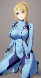 1girl absurdres amayo_thranana blonde_hair blue_eyes blush bodysuit breasts commentary_request covered_navel grey_background hair_between_eyes hands_on_own_thighs highres impossible_bodysuit impossible_clothes kneeling large_breasts long_hair metroid nintendo ponytail samus_aran simple_background skin_tight solo swept_bangs variant_set zero_suit