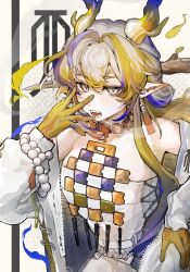 1girl arknights arm_up bare_shoulders beads blonde_hair blue_hair chinese_commentary colored_extremities commentary_request dragon_girl dragon_horns earrings grey_eyes grey_hair hair_between_eyes hair_intakes hand_on_own_hip highres horns jacket jewelry light_particles long_hair long_sleeves mao_li_yeshi_heng_jin multicolored_hair necklace off_shoulder open_mouth pointy_ears shu_(arknights) solo strapless teeth tube_top white_jacket white_tube_top zipper