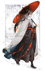 1boy black_boots black_hair black_hanfu boots border cape chinese_clothes full_body fur-trimmed_cape fur_trim hair_ribbon hand_on_own_hip hanfu highres holding holding_umbrella long_hair long_sleeves looking_to_the_side male_focus modao_zushi oil-paper_umbrella over_shoulder ponytail purple_eyes red_ribbon red_sash red_umbrella ribbon robe sash snow snowing solo standing twitter_username umbrella very_long_hair walking watermark wei_wuxian white_cape wide_sleeves winter_clothes ykmr_(haga)
