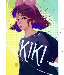 1girl absurdres alternate_costume black_shirt bob_cut bow breasts brown_hair character_name dated fumezu1 gradient_background highres kiki_(majo_no_takkyuubin) majo_no_takkyuubin parted_lips pillarboxed pink_bow pink_hair purple_eyes shirt short_hair small_breasts solo t-shirt upper_body