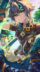 1boy absurdres ajaw_(genshin_impact) black_gloves black_hair black_shirt blue_pants closed_mouth commentary day diamond-shaped_earrings earrings genshin_impact gloves green_eyes hair_between_eyes headband highres holding icedango_(dpopic3) jewelry kinich_(genshin_impact) light_frown looking_at_viewer male_focus multicolored_eyes outdoors pants shirt short_sleeves signature sitting solo two-tone_eyes yellow_eyes