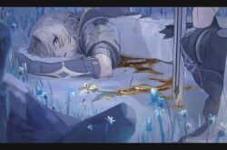 2boys aji_11300913 albedo_(genshin_impact) anemone_(flower) black_border black_gloves bleeding blonde_hair blood border cinnabar_spindle_(genshin_impact) commentary_request feet_only flower genshin_impact gloves green_eyes highres hood looking_at_another lying male_focus multiple_boys on_stomach parted_lips shirt short_hair squatting sword upper_body weapon white_shirt