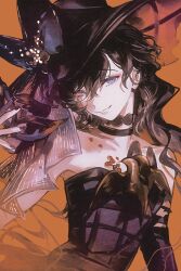 1girl bare_shoulders black_bow black_choker black_dress black_gloves black_hair black_hat bow choker dress elbow_gloves gloves grin hand_up hat hat_bow highres isolde_(reverse:1999) komeokun long_hair looking_at_viewer official_alternate_costume orange_background purple_eyes reverse:1999 single_elbow_glove smile solo strapless strapless_dress upper_body witch_hat