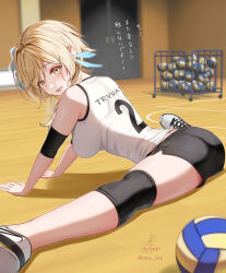 1girl :d alternate_costume ass ball ball_rack black_shorts blonde_hair blurry blurry_background breasts flexible flower genshin_impact gym hair_flower hair_ornament highres kabu_usagi knee_pads large_breasts leaning_forward lumine_(genshin_impact) open_mouth shirt shoes short_shorts shorts sitting sleeveless sleeveless_shirt smile sneakers solo split sportswear stretching thighs translation_request volleyball_(object) volleyball_uniform yellow_eyes