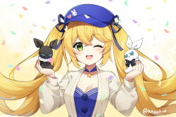 1girl ;d bao_bao_(dokibird) blonde_hair blue_dress blue_hat blue_ribbon blush breasts brown_background brown_jacket button_eyes buttons newsboy_cap cleavage collarbone commentary confetti dokibird_(vtuber) dokibird_(vtuber)_(retro_doki) dress english_commentary floating_hair gradient_background green_eyes hair_between_eyes hair_ribbon hands_up hat highres holding indie_virtual_youtuber jacket kaxukin long_hair long_sleeves looking_at_viewer medium_breasts mei_mei_(dokibird) one_eye_closed open_clothes open_jacket open_mouth puffy_long_sleeves puffy_sleeves ribbon round_teeth smile solo star_(symbol) striped_ribbon teeth twintails twitter_username upper_body upper_teeth_only very_long_hair virtual_youtuber white_background