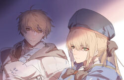 aesc_(fate) blonde_hair bow fate/grand_order fate_(series) green_eyes hair_between_eyes hair_bow hat highres ponytail simple_background smile uther_pendragon_(fate)