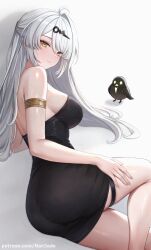 1girl ahoge armlet armpit_crease ass bare_shoulders bird black_bird black_dress breasts closed_mouth commentary dress english_commentary feet_out_of_frame from_side hair_ornament hand_on_own_thigh highres jewelry large_breasts long_hair looking_at_viewer lying narijade on_side sidelocks single_hair_intake smile solo thigh_strap thighs yellow_eyes yixuan_(zenless_zone_zero) zenless_zone_zero
