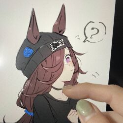 1girl ? beanie black_choker black_shirt blue_eyes blush breasts brown_hair choker closed_mouth collarbone ears_through_headwear embarrassed flower flying_sweatdrops graffiti_(style) graffiti_print hair_over_one_eye hat hat_flower highres hollomaru long_hair low_ponytail ponytail rice_shower_(umamusume) shirt simple_background solo speech_bubble spoken_question_mark t-shirt umamusume white_background