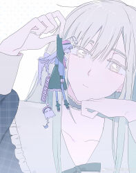 &gt;_&lt; 2girls absurdres angel_wings bang_dream! bang_dream!_it&#039;s_mygo!!!!! beret black_capelet black_choker black_pantyhose black_skirt capelet character_name choker commentary_request fake_halo frilled_choker frills green_hair halo hat highres lifting_person long_sleeves mini_person mortis_(bang_dream!) mortis_(costume)_(bang_dream!) mortis_(persona)_(bang_dream!) multiple_girls pantyhose red_hat reiboubyou skirt wakaba_mutsumi wings yellow_eyes