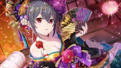 1girl barefoot breasts brown_eyes cleavage collarbone dutch_angle floral_print floral_print_kimono flower folding_fan game_cg grey_hair hair_flower hair_ornament hair_up hand_fan highres higurashi_no_naku_koro_ni higurashi_no_naku_koro_ni_mei holding holding_fan indoors japanese_clothes kimiyoshi_kazuho kimono lens_flare looking_at_viewer non-web_source official_art parted_lips print_kimono short_hair sitting solo sparkle tatami yokozuwari