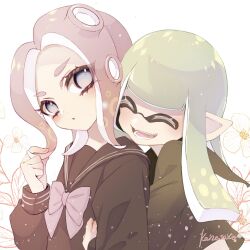 2girls artist_name blush bow closed_eyes commentary_request eyelashes green_hair highres hug hug_from_behind inkling inkling_girl inkling_player_character kainesato long_hair multiple_girls nintendo octoling octoling_girl octoling_player_character open_mouth pink_bow pink_hair pointy_ears signature smile splatoon_(series) splatoon_3 standing tentacle_hair white_background yuri