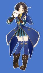1girl absurdres animal black_boots black_gloves black_hair black_shorts blue_background blue_gemstone blue_sleeves blue_thighhighs boots butterfly_hair_ornament collared_shirt detached_sleeves fingerless_gloves frilled_thighhighs frills full_body fururu_(tales) gem gloves grin hair_ornament highres holding holding_animal hood hood_down hooded_coat jewelry knee_boots looking_at_viewer one_eye_closed orange_eyes outline pendant rinwell_(tales) shadow shirt short_hair short_shorts shorts smile solo tales_of_(series) tales_of_arise thighhighs tusia wing_collar yellow_shirt
